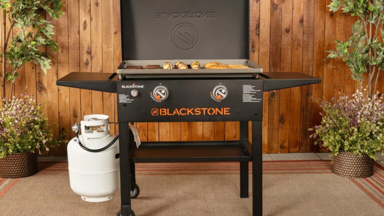 Blackstone 28″ Original Omnivore Griddle with x-braced hood cooks your favorite meals