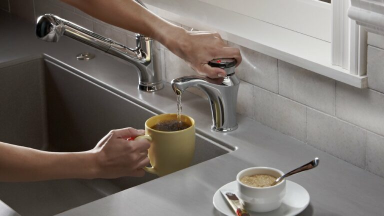 Insinkerator Invite Contour Instant Hot Water Dispenser: Compact Faucets on Gadget Flow